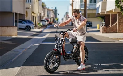 Vai ir normāli, ka mana e-velosipēda akumulators uzlādes laikā uzkarst?