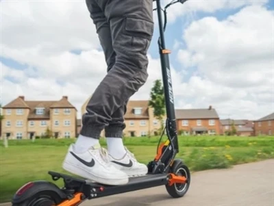 Kā salabot motorollera akumulatoru, kas netiek uzlādēts